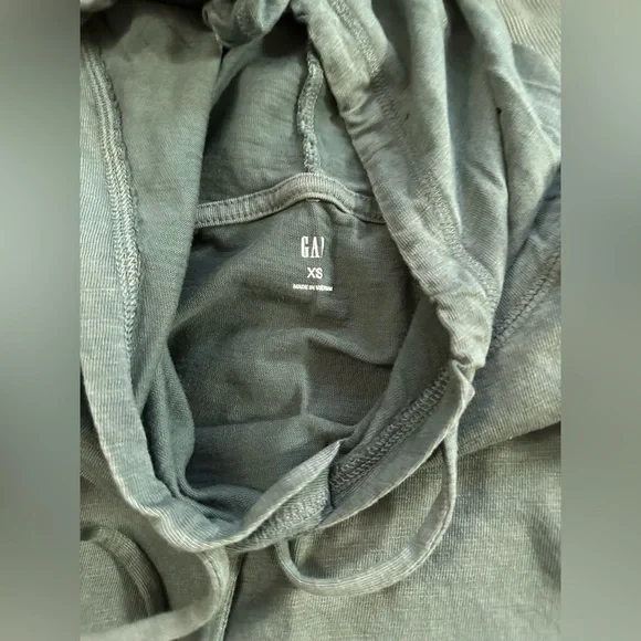 Gap lightweight hoodie; slightly cropped. Size XS. - Picture 4 of 4